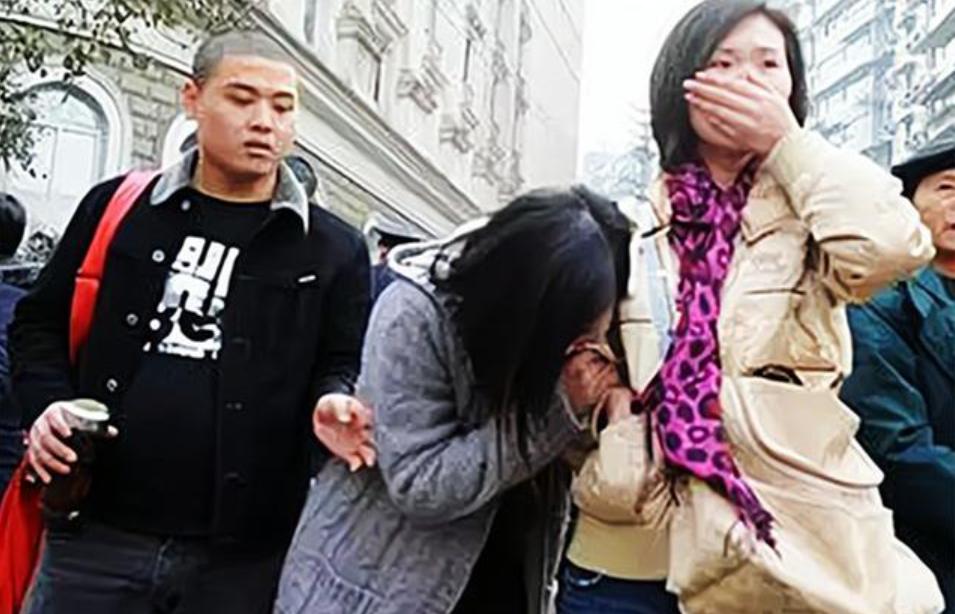 重庆亮点茶楼女老大：把茶楼变淫窝，防检查带小姐进行应急演练