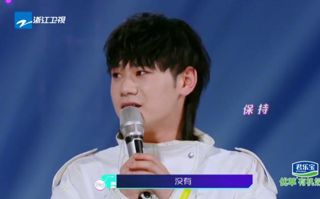 萨顶顶被网红怼到哭,网红点评专业歌手萨顶顶