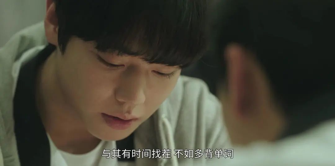 扇耳光连踹三脚,扇巴掌却踢人一脚