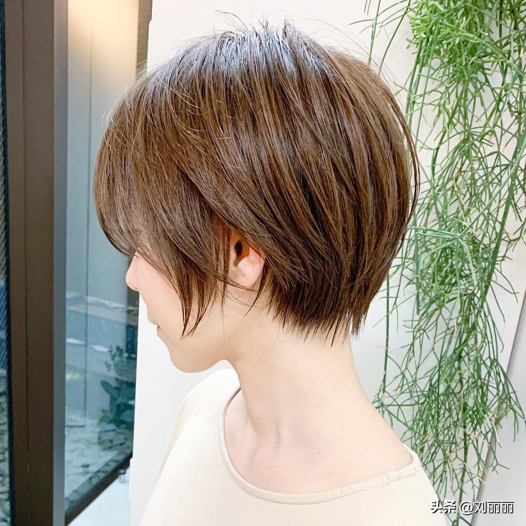 12-15岁学生适合的发型短发不挑脸,短发发型女2020流行发型30-40岁