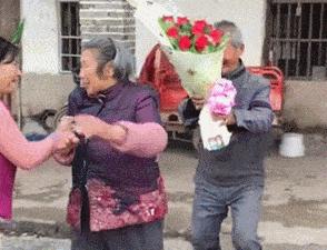 女子和同事打闹，用力过猛竟直接把*裤底**扯两半，羞得蹲地不敢起身