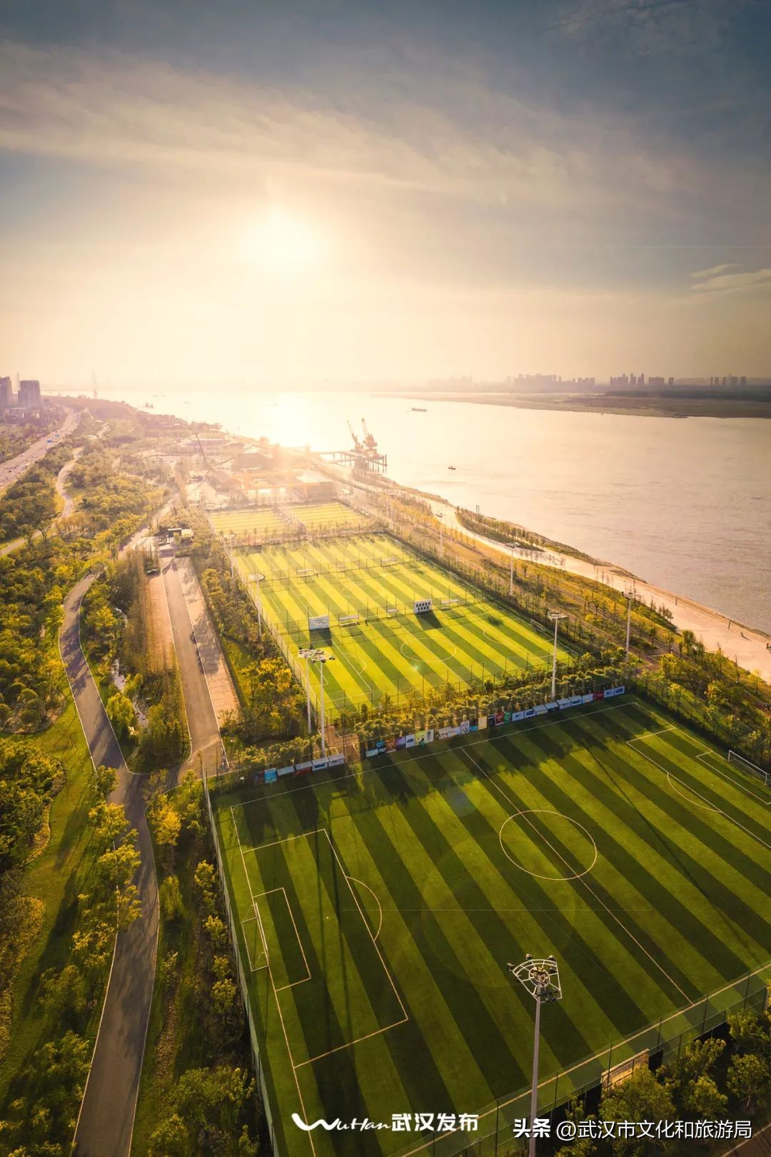 汉口江滩上新太阳能座椅,最近的江滩