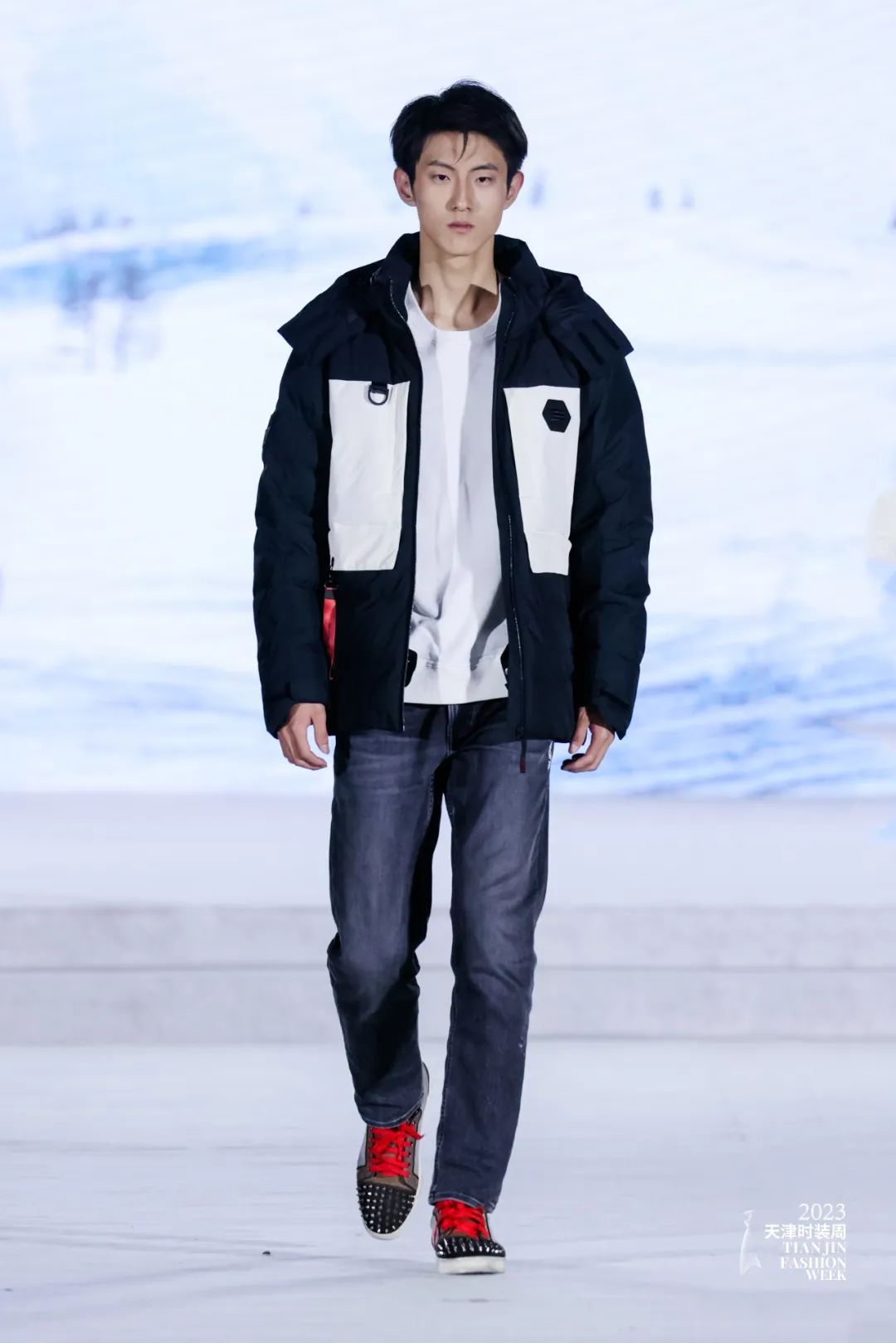 皮尔卡丹把时尚带入中国,皮尔卡丹中国服装展