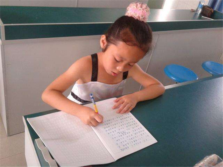 小学生写作文《我的姐姐》，老师看得笑出鹅叫，网友：回家要挨揍