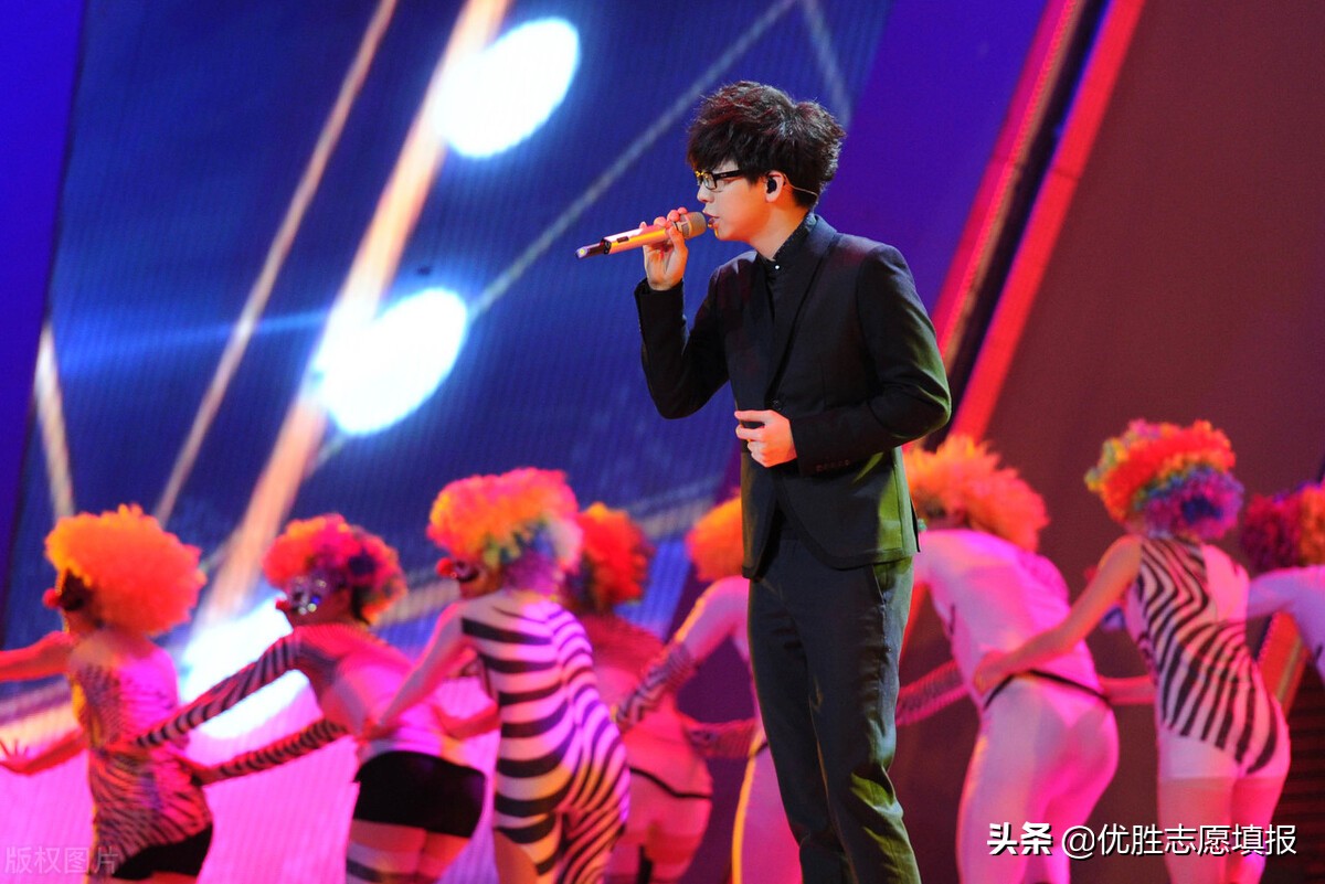 初中元旦晚会主持稿单人,2022主持词开场白和结束语