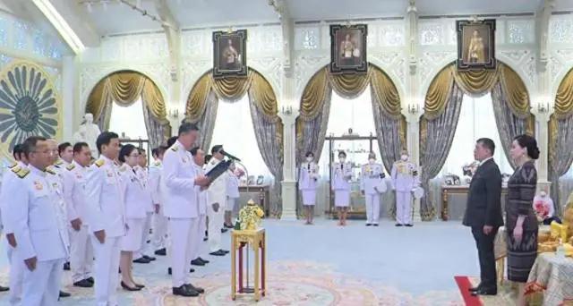 泰国王后浴袍风，蝴蝶结收腰，新颖款式却因颜色显老气