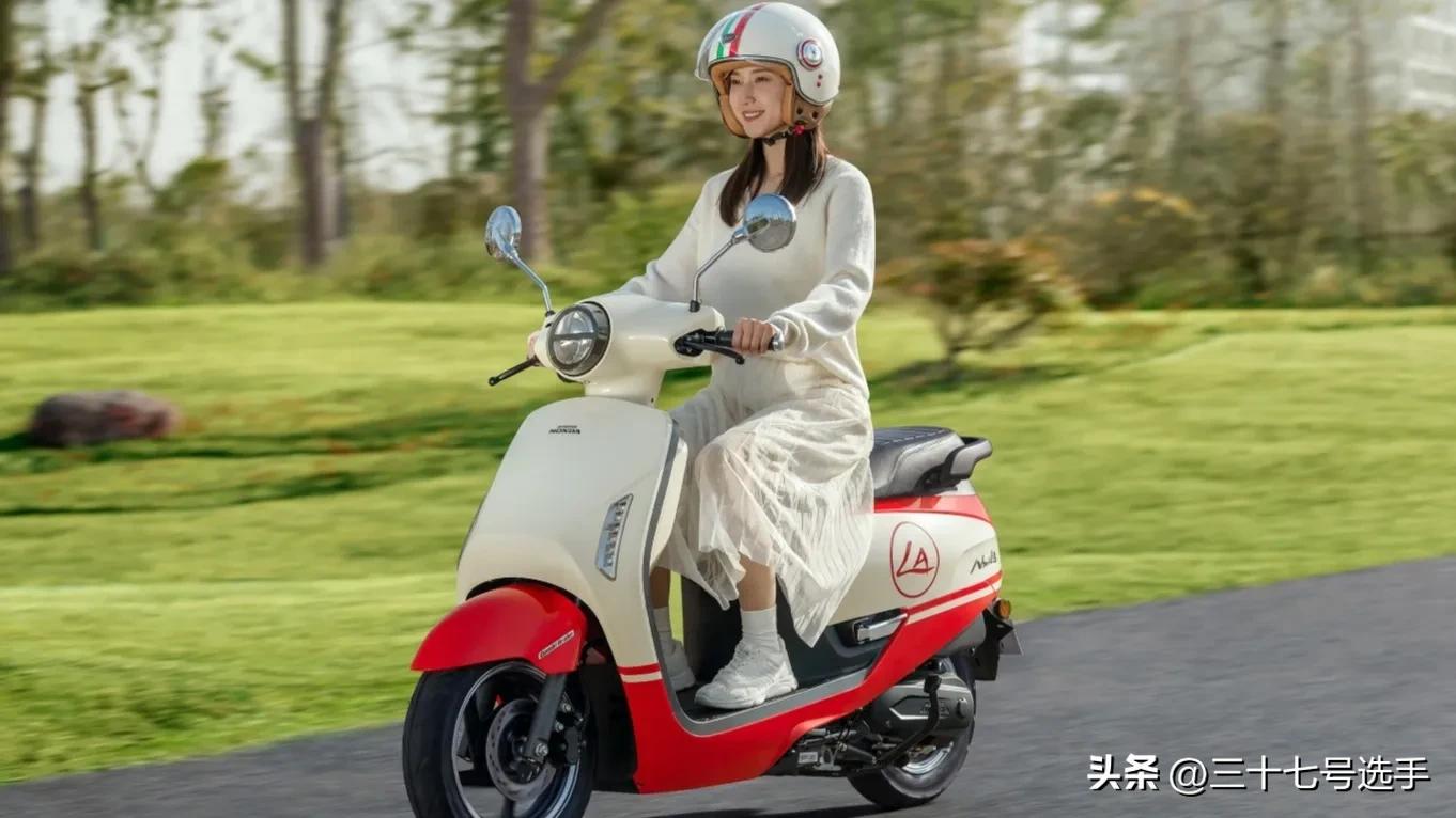 预算10000的踏板车,10000块钱左右什么样的125踏板车