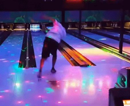 小哥也太菜了，不但没打中一个，还摔倒了，而且这不是足球