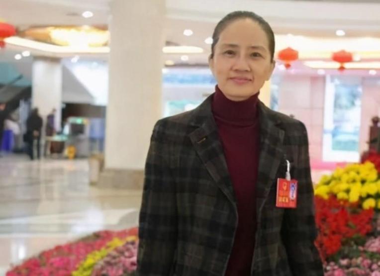 广西“女色虎”赵丽：强迫司机发生关系6年，疯狂敛财1344万