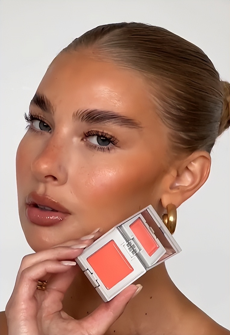 植眉后眉毛要一直修剪,细眉变浓眉最好的方法