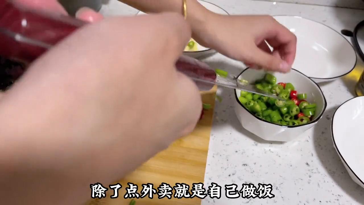 我是湖南邵阳女孩，第一次做珠宝销售，一个月底薪1800元