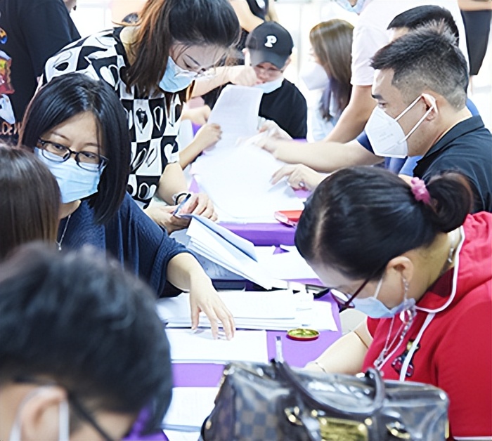 青创城男装直播供应链市场火热招商！