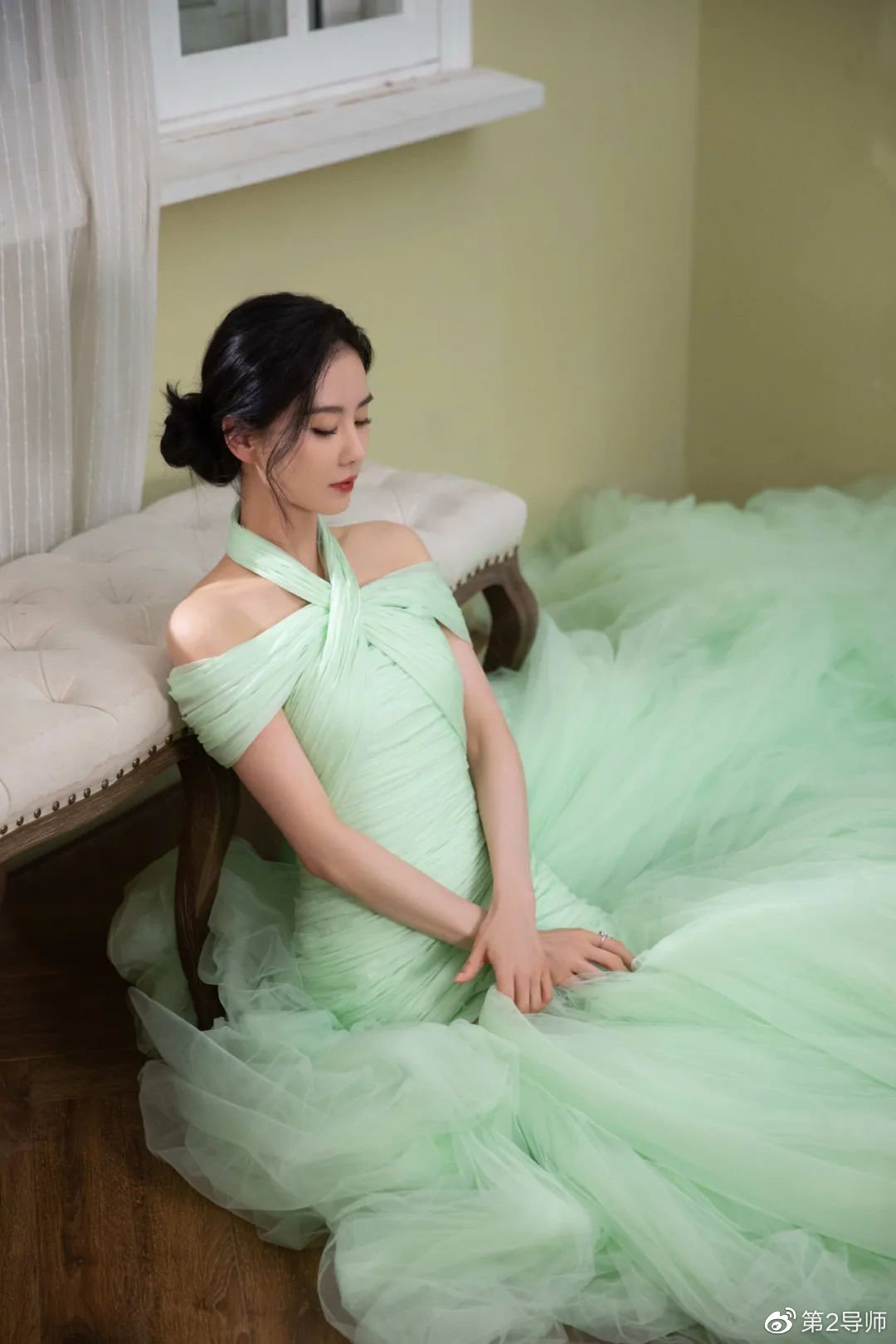 微博之夜红毯红色礼裙造型,微博之夜明星都有几套高定