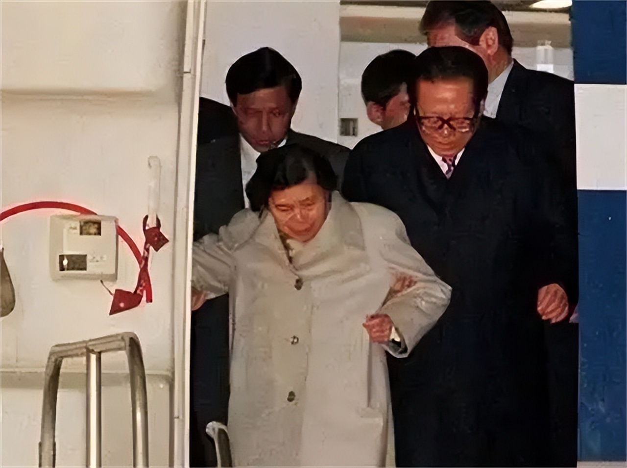 江*民泽**妹妹泽慧回忆兄长恋爱：*冶坪王**文静含蓄，与兄长性格互补