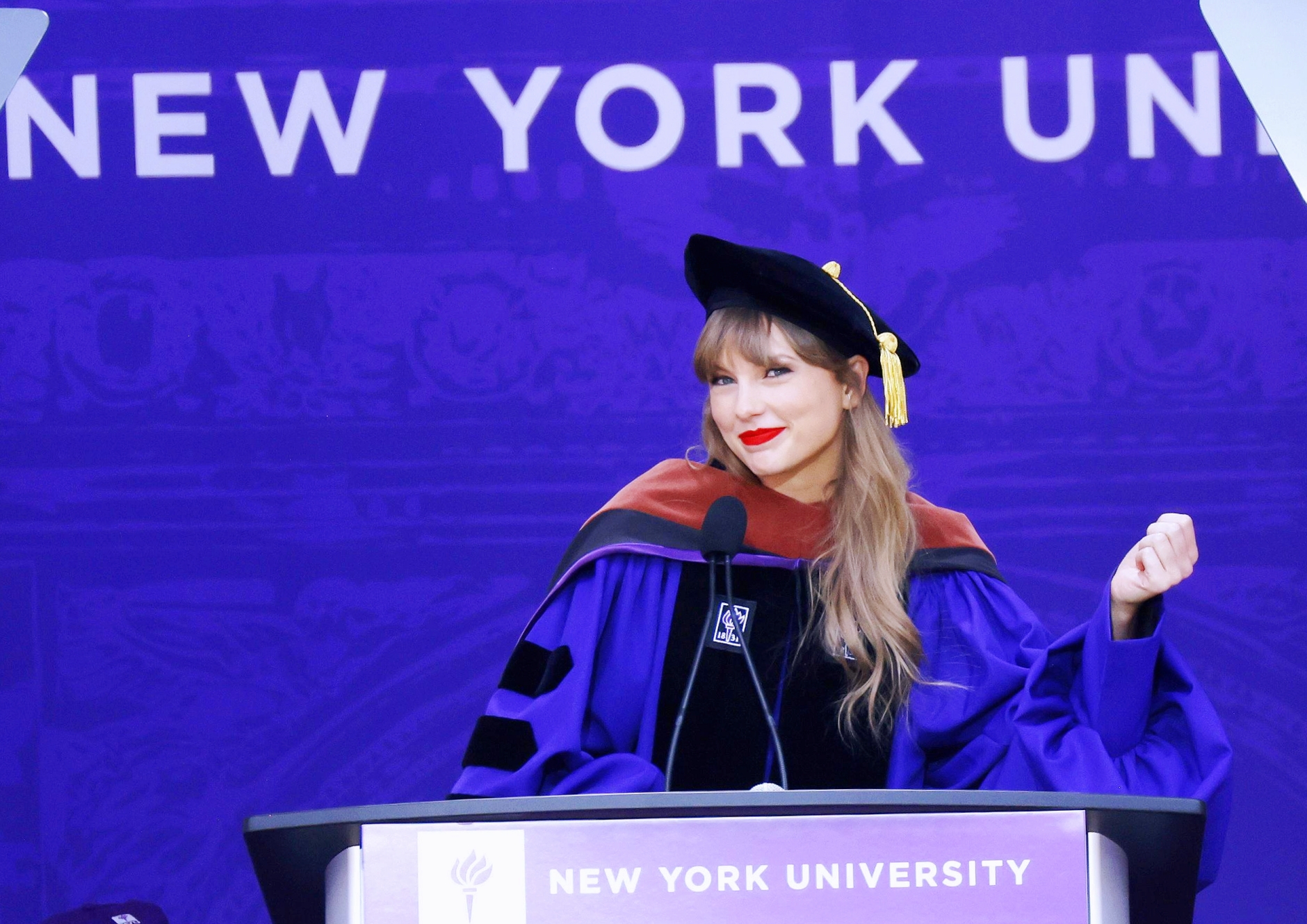 泰勒斯威夫特大头照 (泰勒斯威夫特写真微笑)