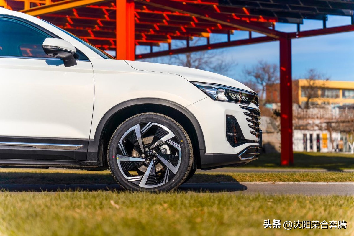 年轻人第一辆车在什么价位合适,年轻人第一辆车买新车还是二手