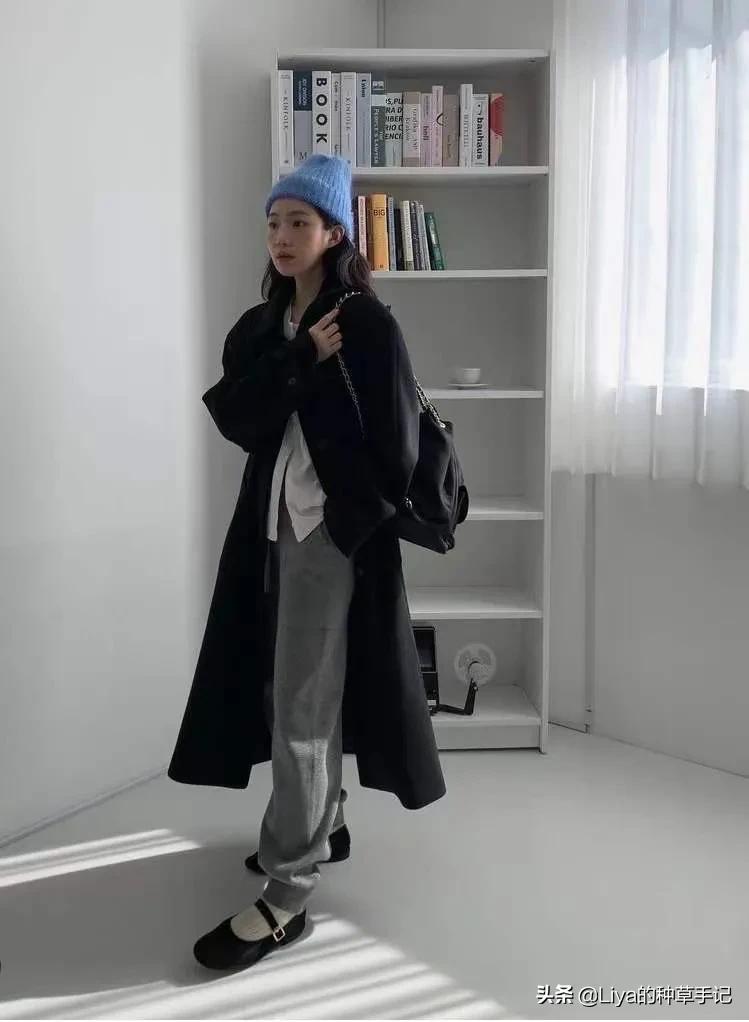 平底短白靴与衣服的搭配,百搭平底单鞋配冬季运动外套