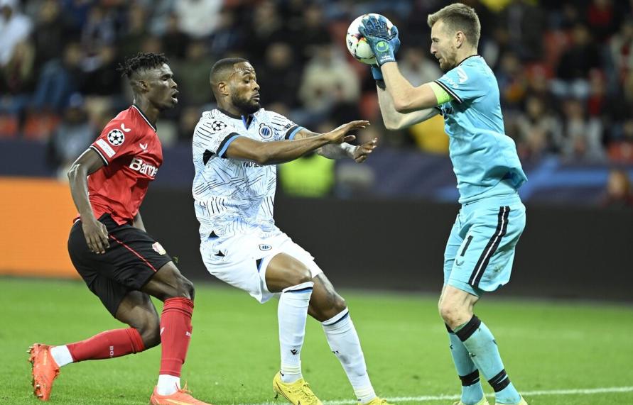 欧冠赛场又一场惊天大逆转,欧冠0:3完败错失登顶