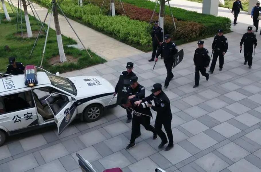 “别杀我,你想干什么都行”,云南男子强奸嫂子出狱后,当街报复