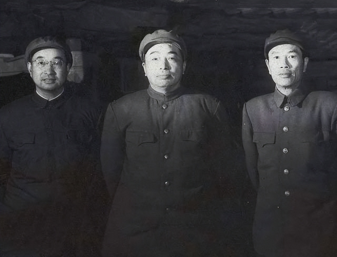 邓华缴获5箱白金龙香烟，仅分毛*东泽**1支，主席笑言：真是财不露白