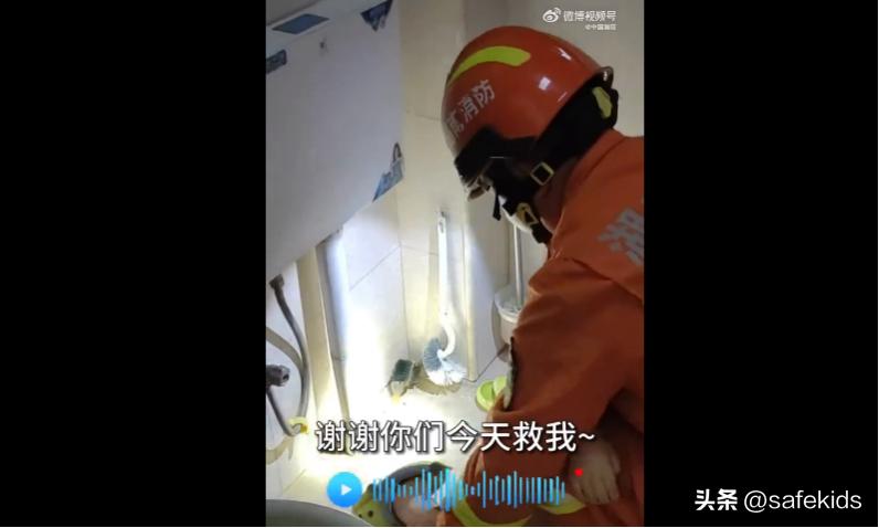 消防员孩子被卡洗衣机,消防员和小孩被卡