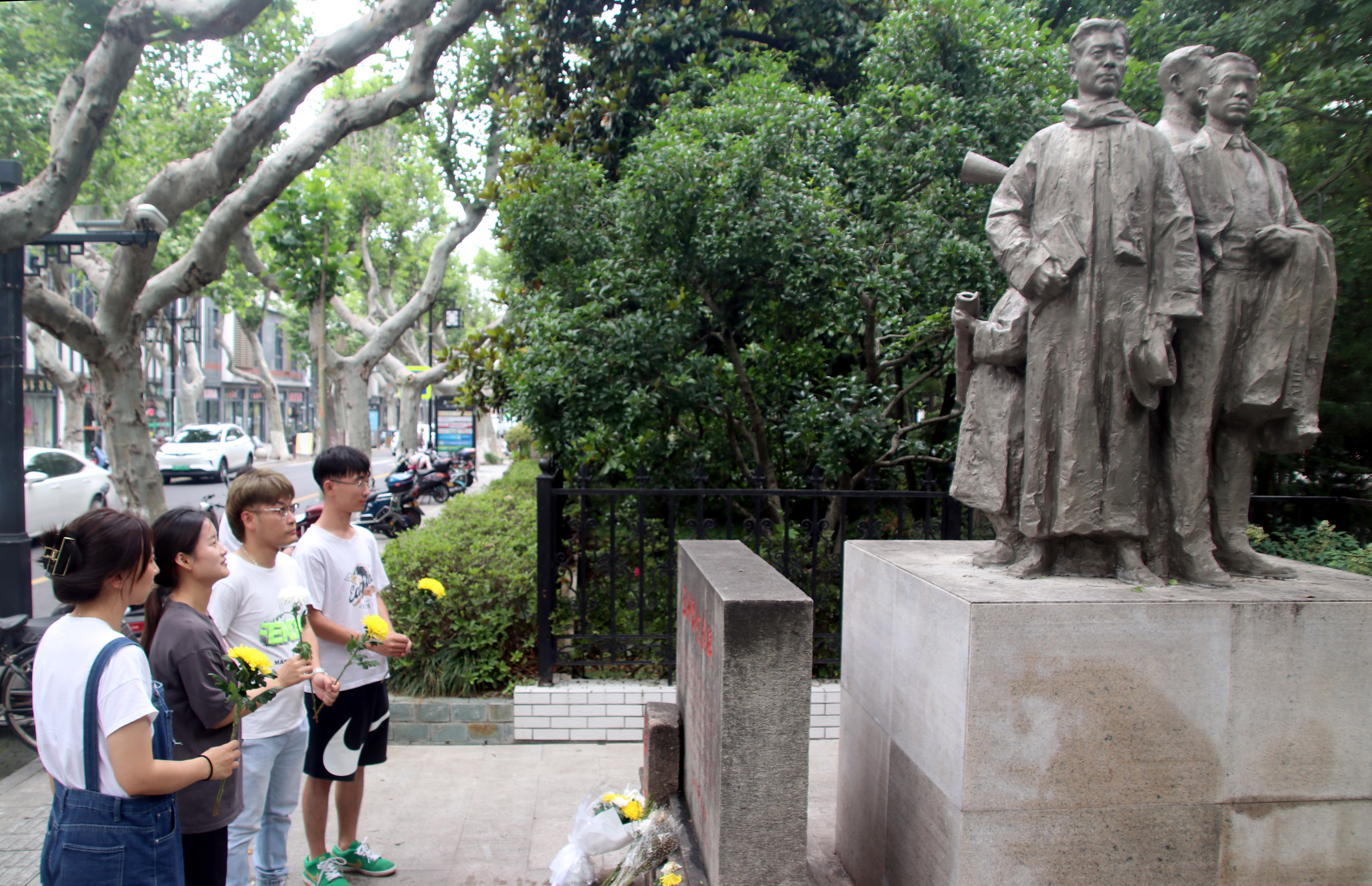 苏州市民向英雄献花圈,追寻红色记忆缅怀革命先烈