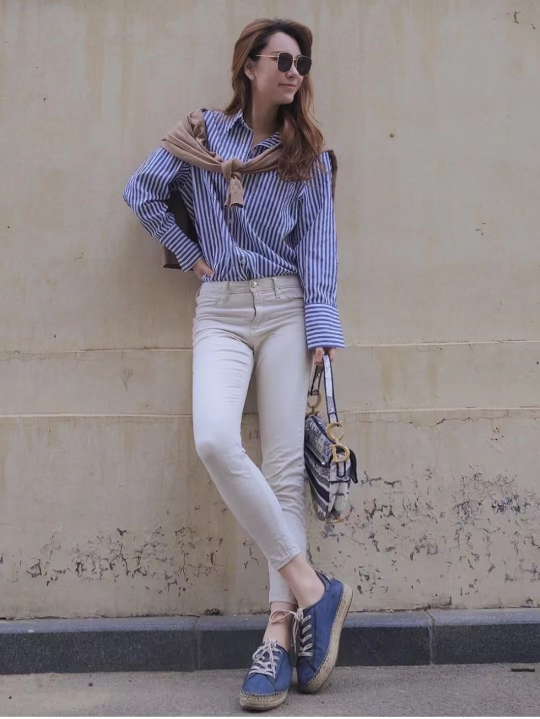 红色条纹衬衫配什么裤子,燕麦裤子搭配蓝白条纹衬衫好看吗