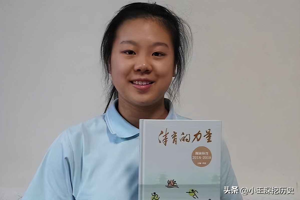 2020年高考长沙女生一字马,2020高考第一个出来的女孩一字马