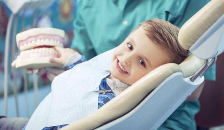 照顾宝宝时，别忽视口腔护理！需做好4件事，将来才不容易长黑牙