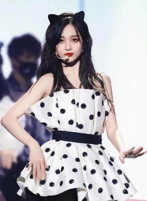 演4部剧，收入上亿元，日收入30万以上，娱乐圈的豪，无人可知