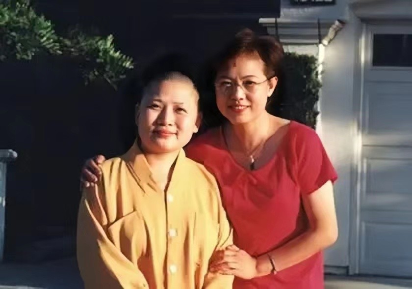 李娜出家后生活现状,李娜出家25年老母亲陪她住寺庙