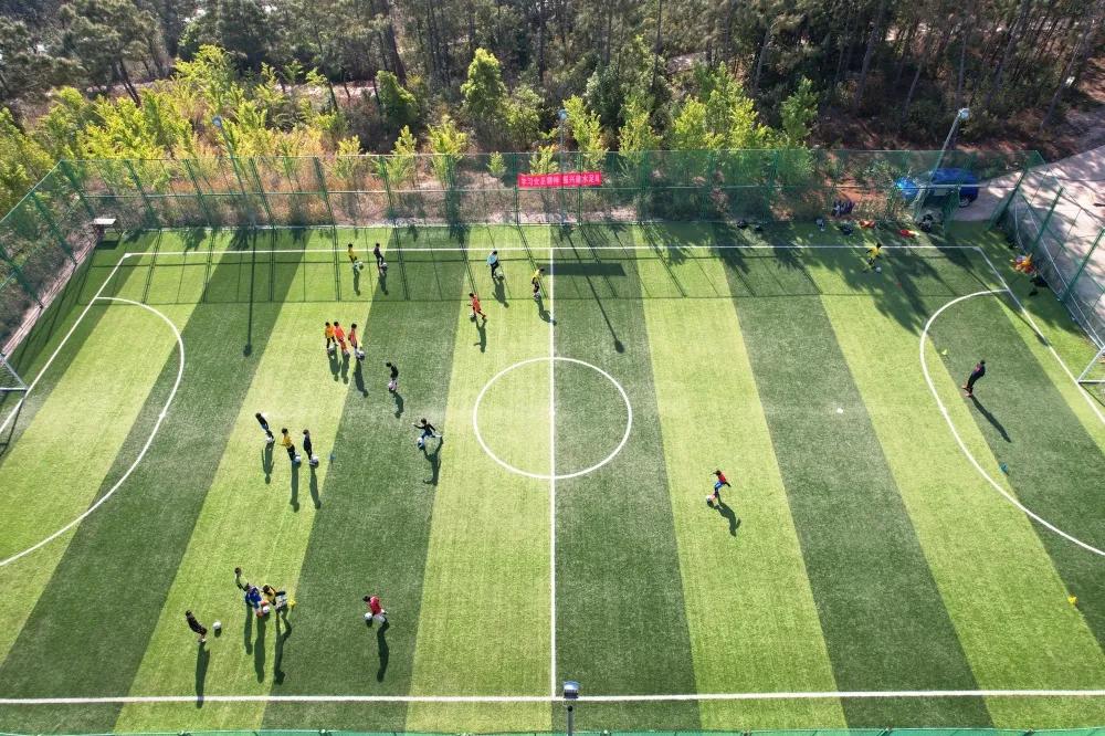 大山里的球场,大山里面的球场