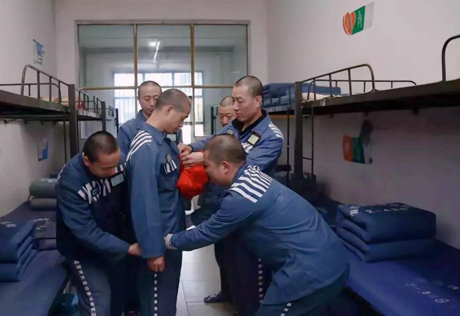 50岁的公务员被判处有期徒刑10年，出来刚好60岁能办理退休吗？