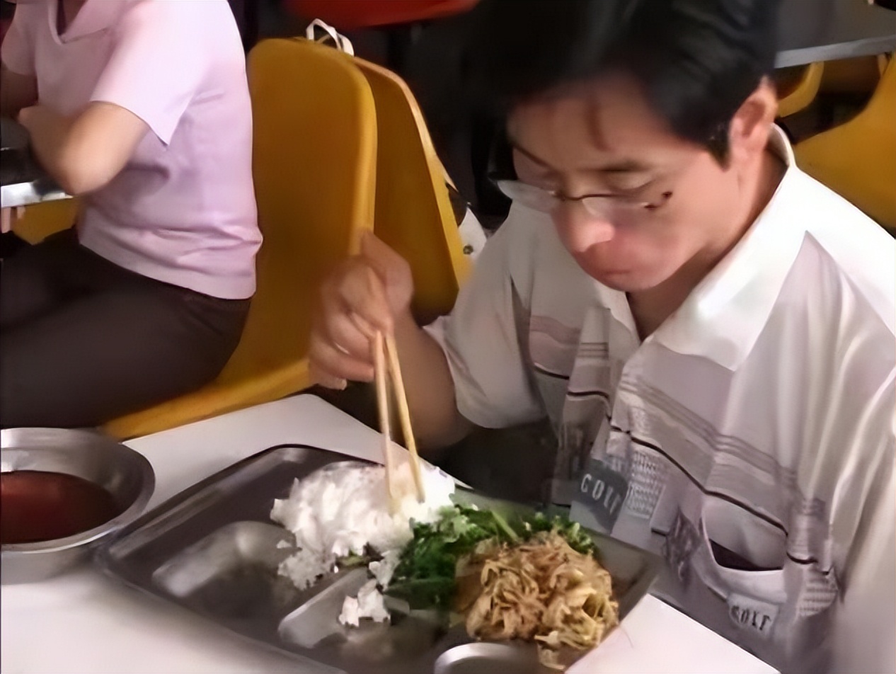 农村出身的大学生出路在哪里,穷人家大专生的前途在哪