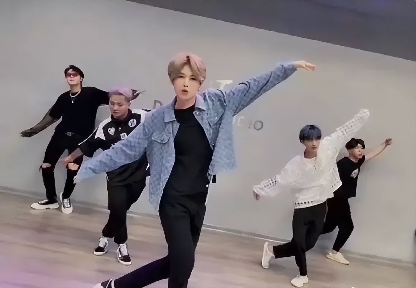 模仿明星视频怎么赚钱的,模仿明星需要付费吗