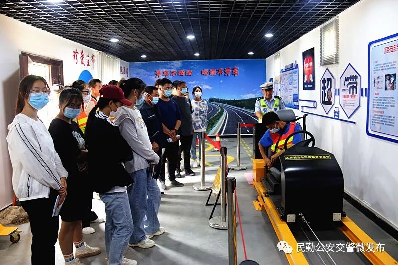 交警进学校开展暑假交通安全教育,民勤县公安交警走进驾校