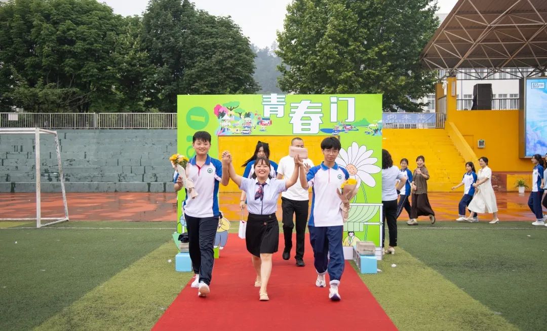 青春仪式展青春风采追青春梦想,挥洒汗水激扬青春放飞梦想