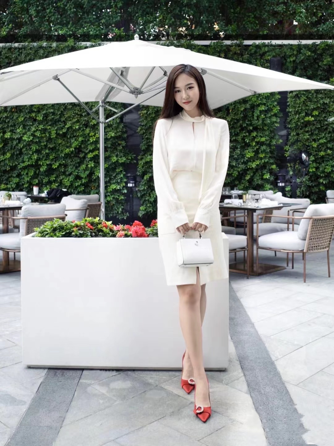 红色高跟鞋和什么颜色搭配,火红色高跟鞋