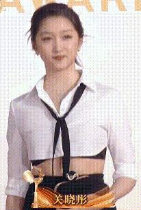 赵露思和张元英穿同一套衣服,赵露思黑色长裙撞脸张元英