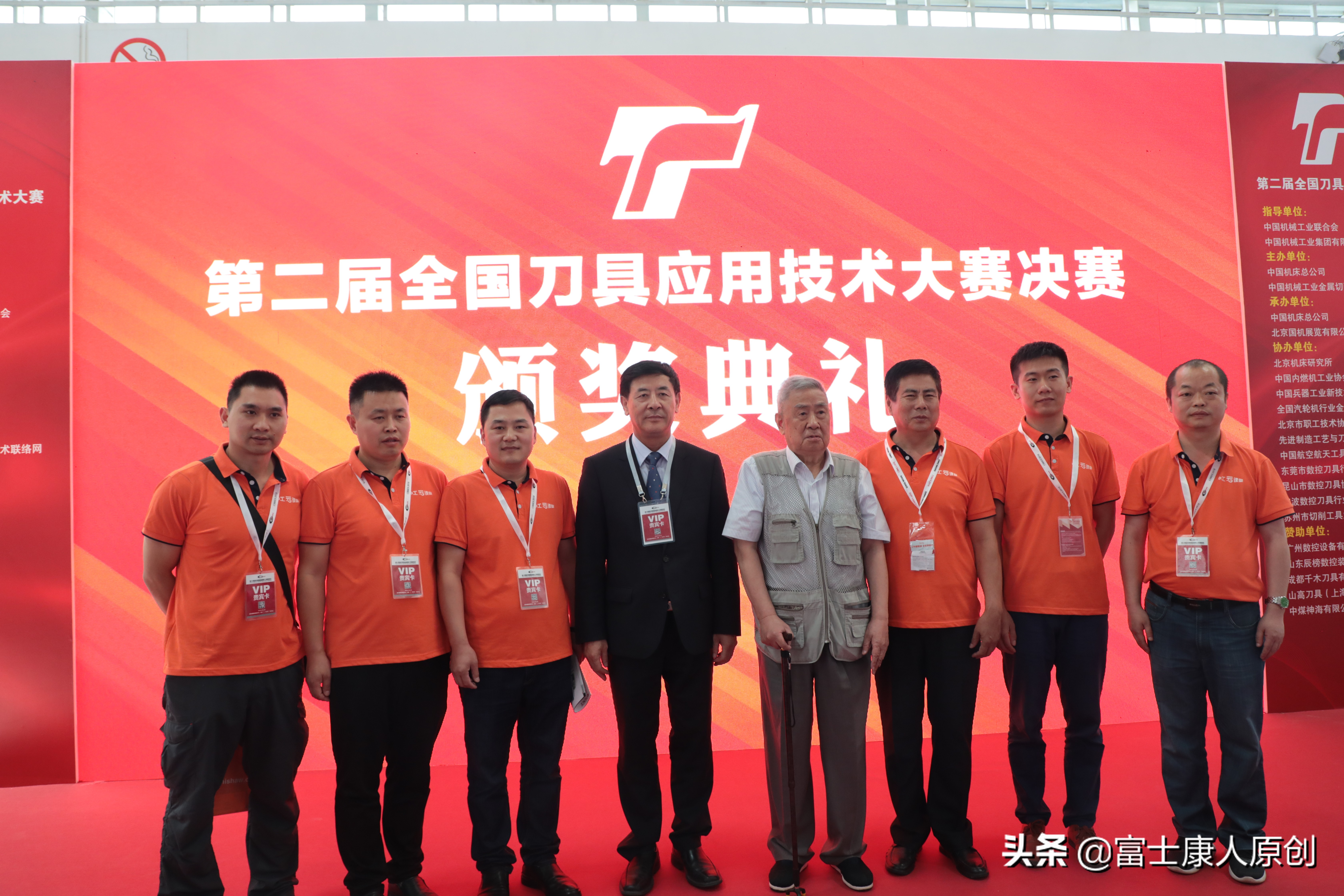 富士康小伙打工被骗,进厂打工的真实生活成都富士康