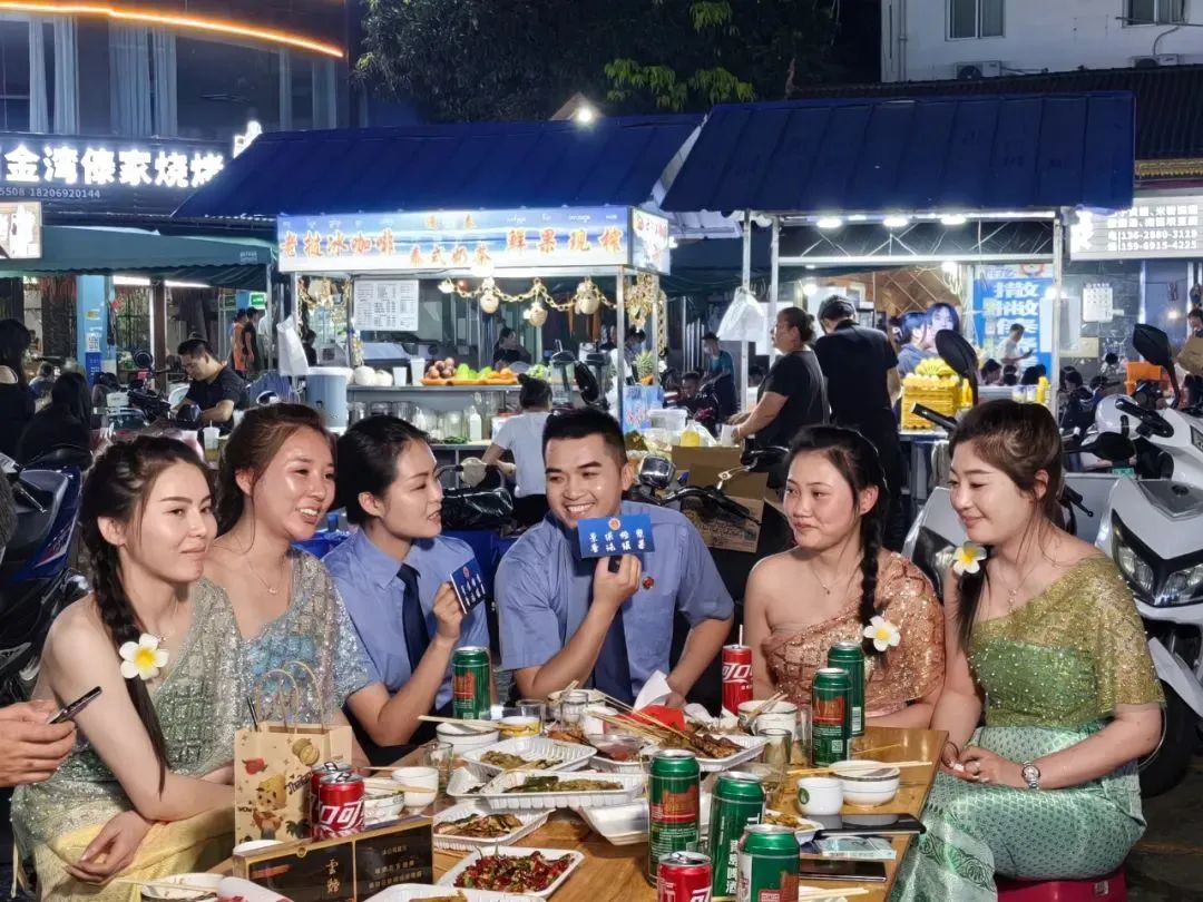 在“烟火气”中普法，让版纳烧烤火出圈！