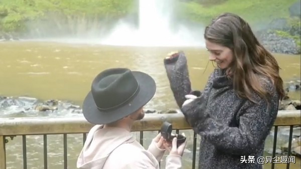 暮光之城红色卷发女孩,暮光之城女主角短发帅气