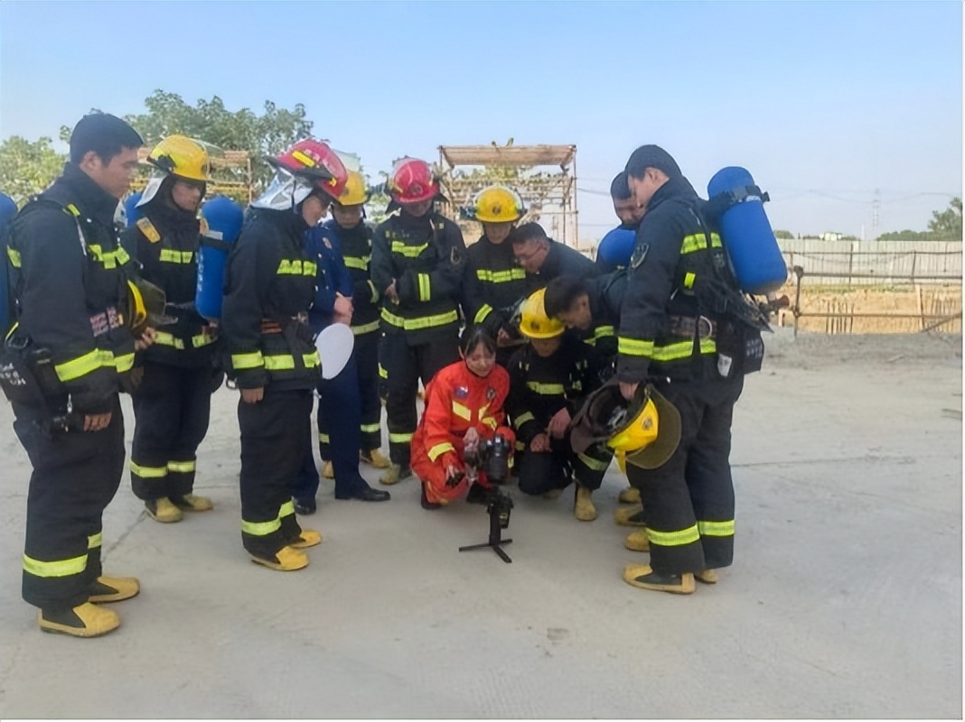 我央视导演，业余开滴滴、网店，做很多副业，一有时间就想着赚钱