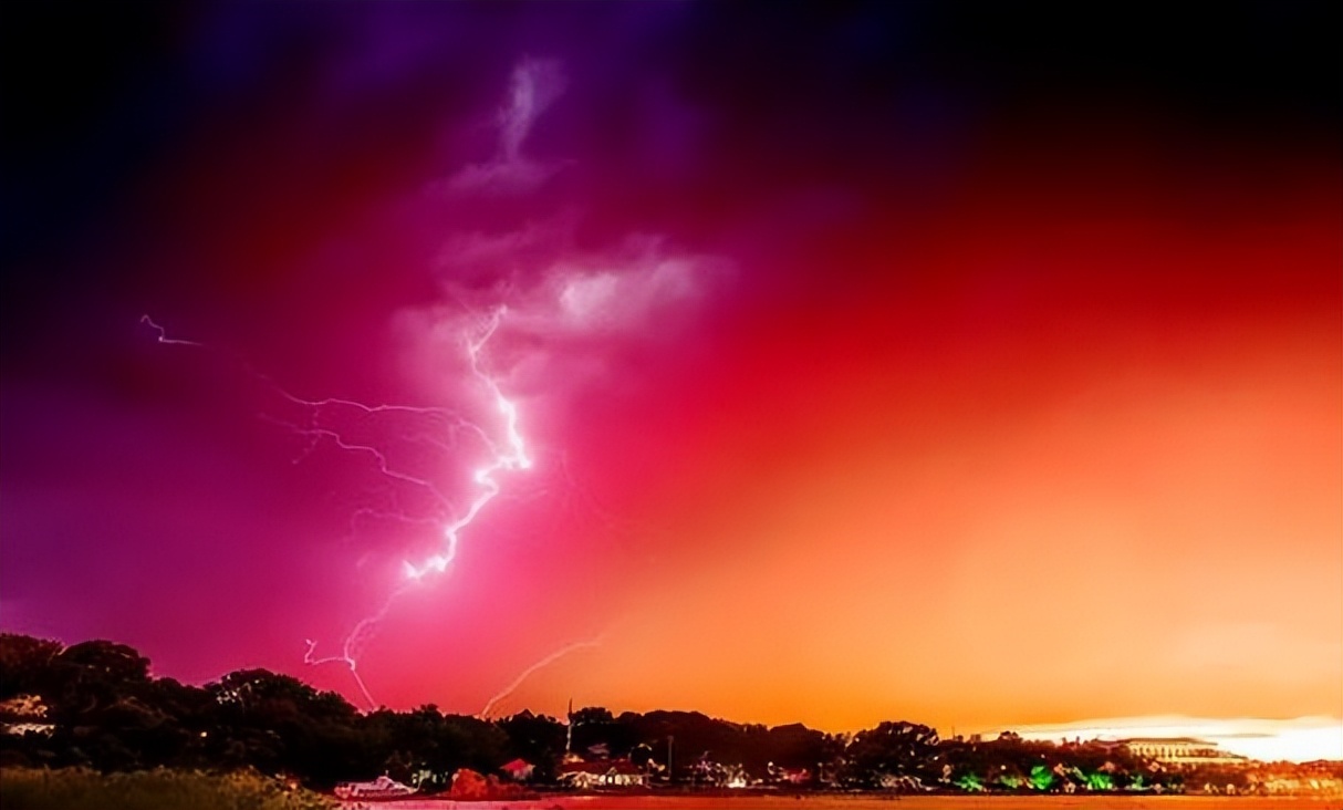 罕见闪电精灵被拍,罕见天空惊现红色闪电持续一小时