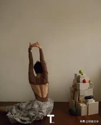 孙俪穿超短上衣秀小蛮腰,孙俪机场最新穿搭图片