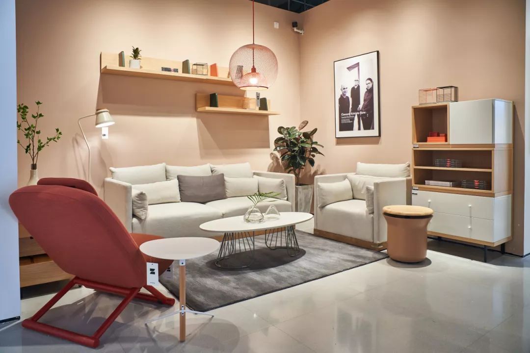 为什么实体店沙发比网购沙发软,为什么网上的沙发比实体店便宜