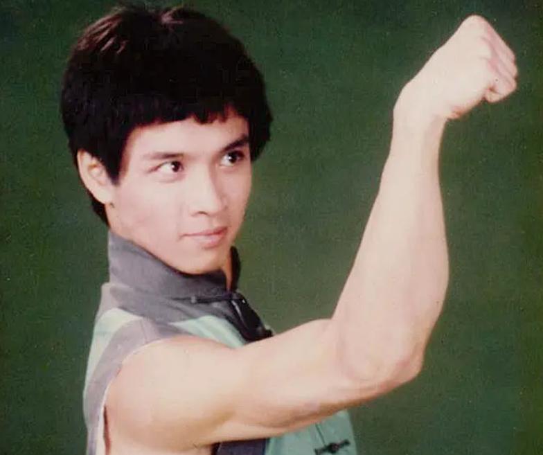 林正英的大师兄的照片,林正英大师兄穿的是紫袍么