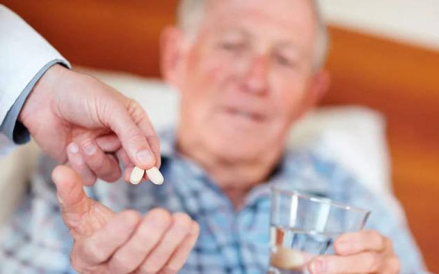 腿脚不好的老年人吃什么营养品好,中老年多吃这种食物双腿有劲