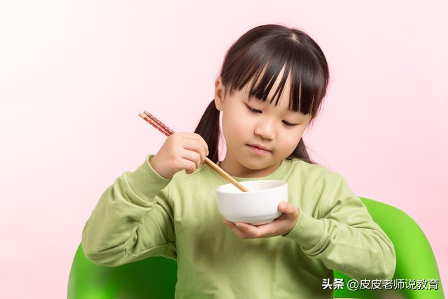孩子不想吃饭父母有什么办法,小孩吃饭难父母怎么办