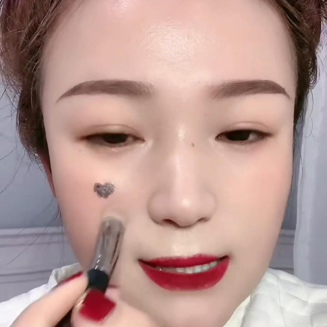 黑斑和黑痣怎么用遮瑕膏遮瑕,水润遮瑕膏遮黑痣